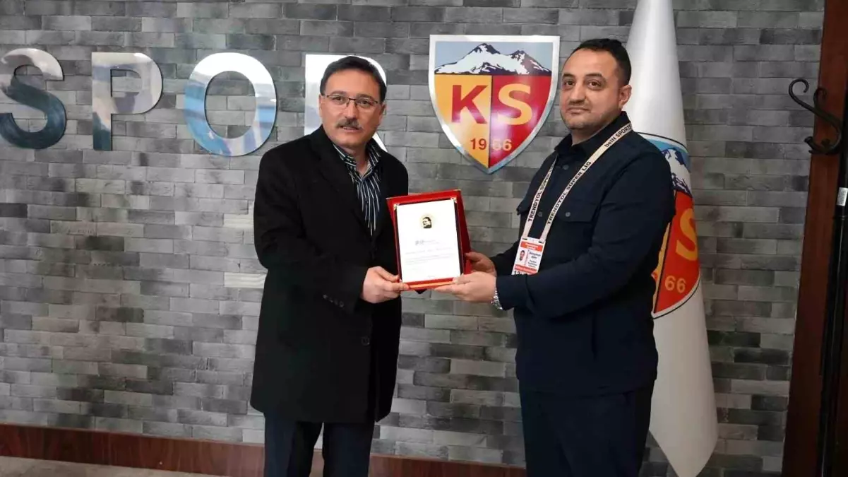 Vali Çiçek’e 38 Ayar Adam Plaketi