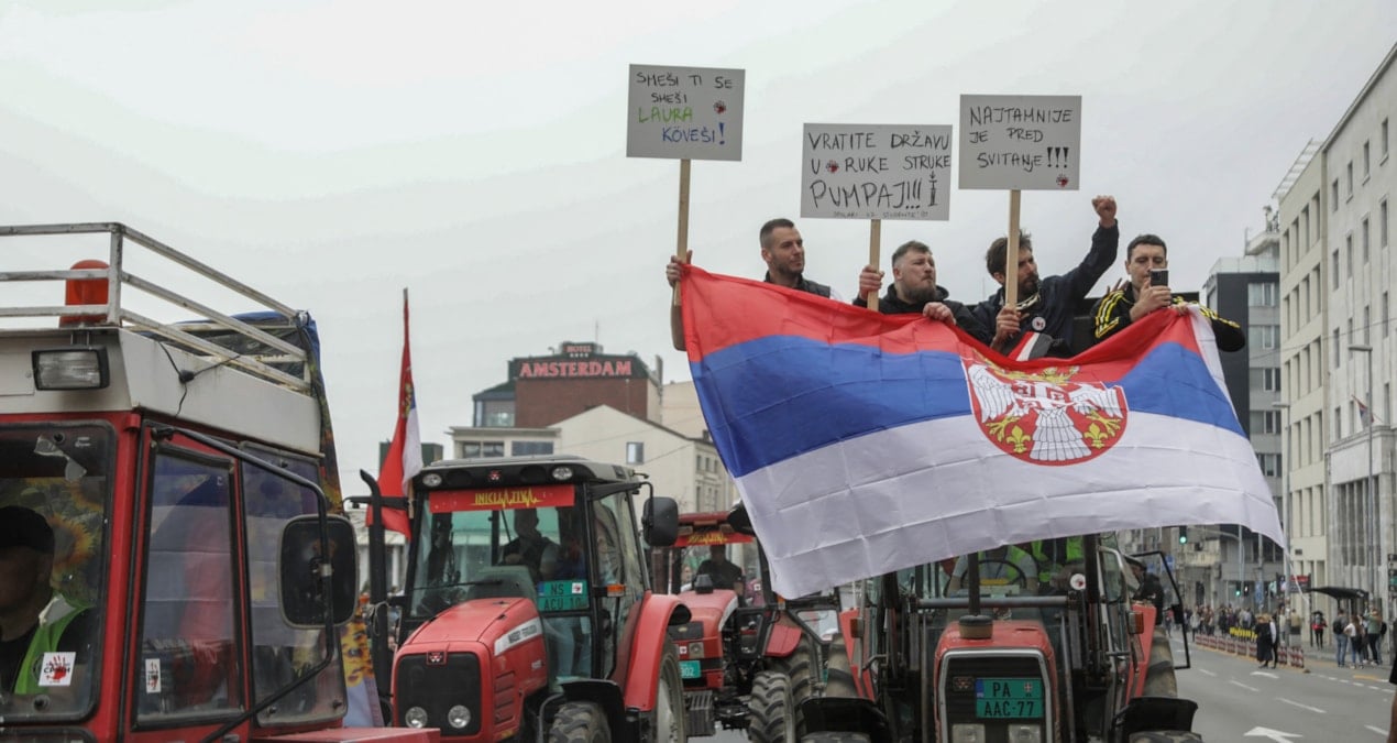 Sırbistan’da onbinlerce protestocu, Vucic’e karşı sokaklara döküldü
